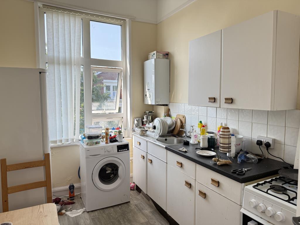 Lot: 151 - SUBSTANTIAL SEMI-DETACHED VICTORIAN DWELLING WITH ADDITIONAL INVESTMENT INCOME - Kitchen of second floor flat